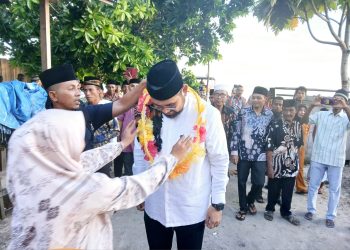 Bupati Halsel saat disambut Warga Mandioli Selatan