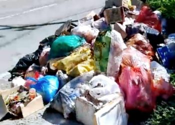 Tumpukan Sampah Di Desa Hidayat