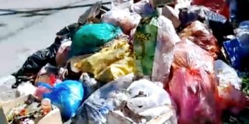 Tumpukan Sampah Di Desa Hidayat