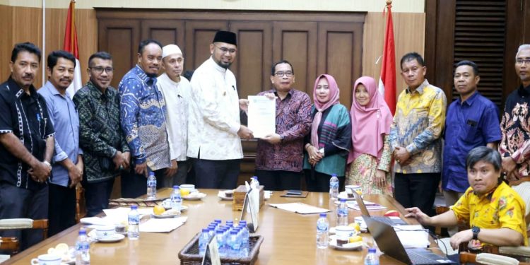 Bupati Bassam Kasuba Serahkan Dokumen Usulan Anggaran