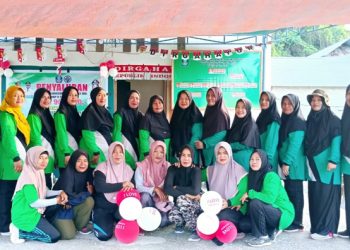 Kades Fluk, Rita Mahmud (Tengah) Bersama Warga Desa Fluk Obi