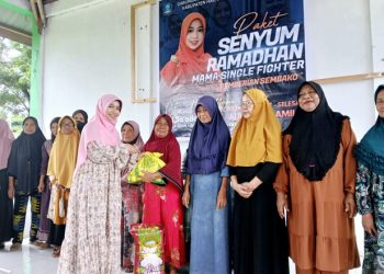 Ketua GOW Halsel Rifa'at Al-Sa'adah, Menyerahkan Bantuan Paket Sembako kepada para Janda