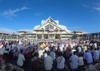 Pelaksanaan Sholat Idul Fitri di Masjid Agung Alkhairaat