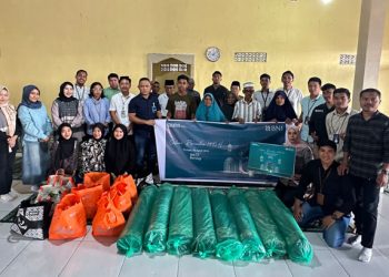 Safari Ramadan :  Karyawan BNI Cabang Ternate lakukan Pembagian Paket Pangan dan Santunan pada Program BNI Berbagi