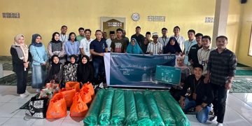 Safari Ramadan :  Karyawan BNI Cabang Ternate lakukan Pembagian Paket Pangan dan Santunan pada Program BNI Berbagi