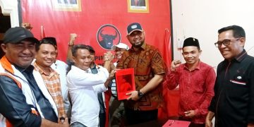 Bassam Kasuba Saat Menyerahkan Berkas Pendaftaran ke DPC PDIP Halsel