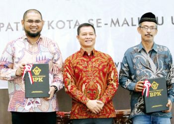 Bupati Bersama Ketua DPRD Halsel Usai Menerima LHP WTP dari BPK Maluku Utara