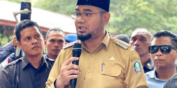Bupati Bassam kasuba Saat Memberikan Penjelasan Kepada Massa Aksi