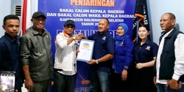 Ketua DPD PKS Halsel, Husni Salim, Saat Menyerahkan Form Pendaftaran Bassam Kasuba Ke Partai NasDem