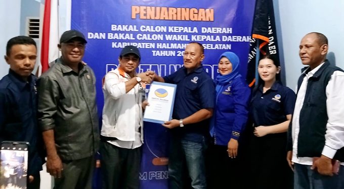 Ketua DPD PKS Halsel, Husni Salim, Saat Menyerahkan Form Pendaftaran Bassam Kasuba Ke Partai NasDem