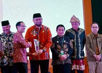Bupati Bassam Kasuba saat menerima penghargaan dari Mendikbud