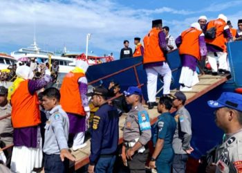 Jamaah Calon Haji Halmahera Selatan Berangkat Menuju Ternate