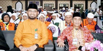 Bupati Bersama Para Jamaah Haji Asal Halsel Saat Tiba di Makasar
