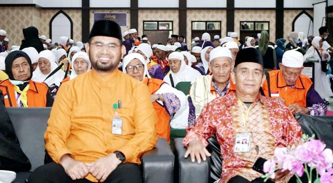 Bupati Bersama Para Jamaah Haji Asal Halsel Saat Tiba di Makasar