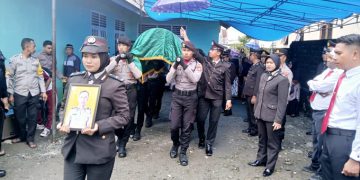 Almarhum AIPTU Safril Ibrahim Diantar Anggota Polres menuju Tempat Pemakaman