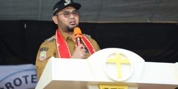 Bupati Bassam Saat Menghadiri Kegiatan di Gereja El Roi Tomori