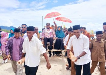 Warga Desa Pelita Sambut Bupati dan Istri