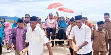 Warga Desa Pelita Sambut Bupati dan Istri