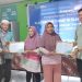 Kadiskop, Hadi Hairuddin didampingi Manager Supporting PT. PNM Cabang Manado berikan sertifikat penghargaan kepada peserta
