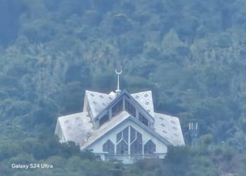 Tampak Masjid Agung Alkhairaat dari Pulau Nusara