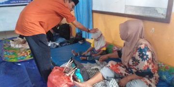 Wakil Bupati Halsel Helmi Umar Muchsin Saat Sambangi Korban Banjir di Bacan