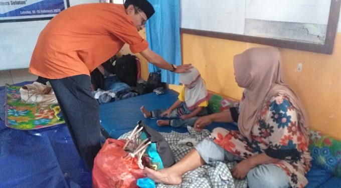 Wakil Bupati Halsel Helmi Umar Muchsin Saat Sambangi Korban Banjir di Bacan