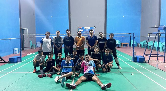 Ketua KONI Halsel, Iksan Kaleserang Pantau Latihan Atlet Badminton