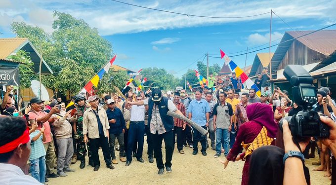 Warga Sambut Bupati Dengan Tarian Cakalele