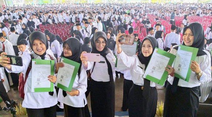 Ilustrasi Pegawai PPPK Menerima SK Pengangkatan