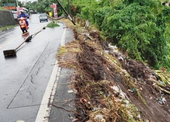 Kondisi Sisi Jalan Yang Longsor Di Kelurahan Ngade