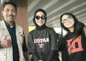 Personil Grup Band Kotak Bersama Sekretaris Panitia Hut Halsel