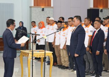 Ketua KONI Malut, Jasman Abubakar Melantik Pengurus KONI Halsel