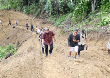 Bupati Bassam kasuba, Meninjau Proyek Jalan Lingkar Botanglomang
