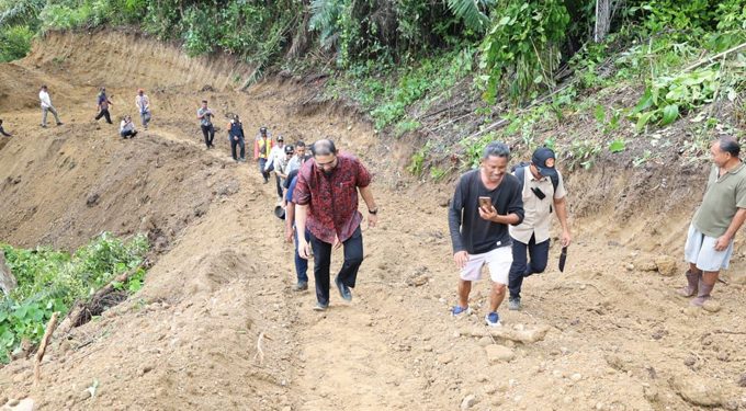 Bupati Bassam kasuba, Meninjau Proyek Jalan Lingkar Botanglomang