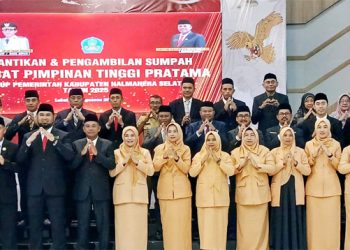 Sofyan Tomadehe Menggunakan Pakaian Dinas Keki