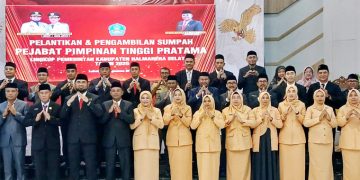 Sofyan Tomadehe Menggunakan Pakaian Dinas Keki