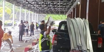 Plafon Terminal Bandara Baabullah Ternate runtuh