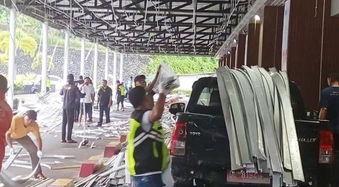 Plafon Terminal Bandara Baabullah Ternate runtuh