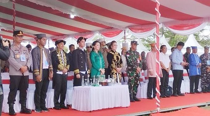 Wapres RI, Gibran Rakabuming Raka didampingi Gubernur Malut dan Sultan Ternate, Hidayatullah Sjah hadiri pembukaa festival Legu Tara No Ate di Ternate