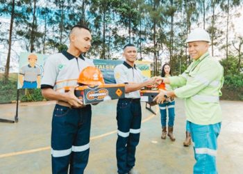 Younsel Evand Roos, Direktur Operasional Harita Nickel, melakukan penyerahan seperangkat alat pelindung diri kepada peserta MTPP