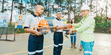 Younsel Evand Roos, Direktur Operasional Harita Nickel, melakukan penyerahan seperangkat alat pelindung diri kepada peserta MTPP