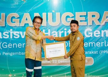 Manager Community Development Harita Nickel, Broto Suwarso, menyerahkan secara simbolis Beasiswa Harita Gemilang 2025 kepada perwakilan Dinas Pendidikan Kabupaten Halmahera Selatan