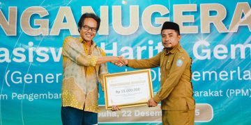 Manager Community Development Harita Nickel, Broto Suwarso, menyerahkan secara simbolis Beasiswa Harita Gemilang 2025 kepada perwakilan Dinas Pendidikan Kabupaten Halmahera Selatan