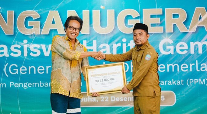 Manager Community Development Harita Nickel, Broto Suwarso, menyerahkan secara simbolis Beasiswa Harita Gemilang 2025 kepada perwakilan Dinas Pendidikan Kabupaten Halmahera Selatan