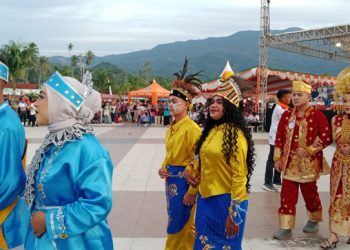 Parade Festival Saruma oleh Etnis yang Mendiami  Halmahera Selatan
