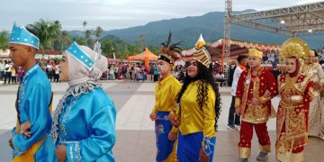 Parade Festival Saruma oleh Etnis yang Mendiami  Halmahera Selatan