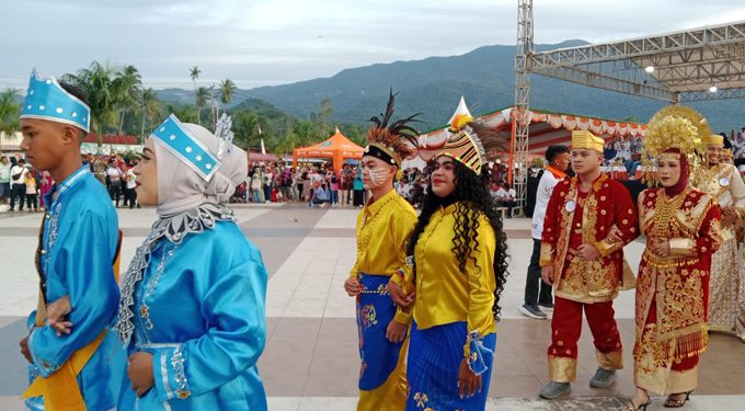 Parade Festival Saruma oleh Etnis yang Mendiami  Halmahera Selatan