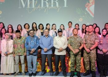 Foto bersama Walikota, Forkopimda dan Jemaat Bethlehem Kota Ternate di moment Natal
