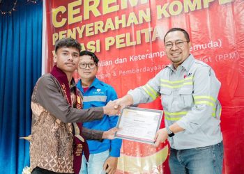 Kasman La Jaani saat menerima Sertifikat Kelulusan Vokasi Bahasa Mandarin