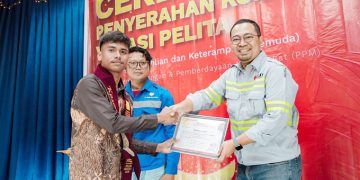 Kasman La Jaani saat menerima Sertifikat Kelulusan Vokasi Bahasa Mandarin